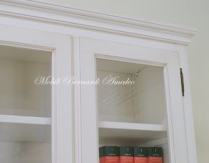 Libreria stile classico costruita artigianalmente in legno massello con ante e cassetti finitura colore bianco anticato